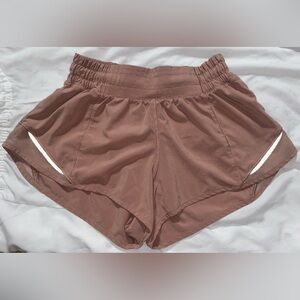 Lululemon low rise hotty hots, 2.5